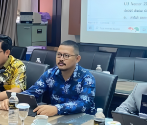 Arif Syaifurrisal Alumnus Fakultas Perikanan dan Kelautan Tahun 2009 Ketika Rapat Penyusunan Draft RAPERDA Perlindungan Pembudidaya Ikan dan Petambak Garam di DPRD Jatim (Sumber: Dokumentasi Pribadi Narasumber).