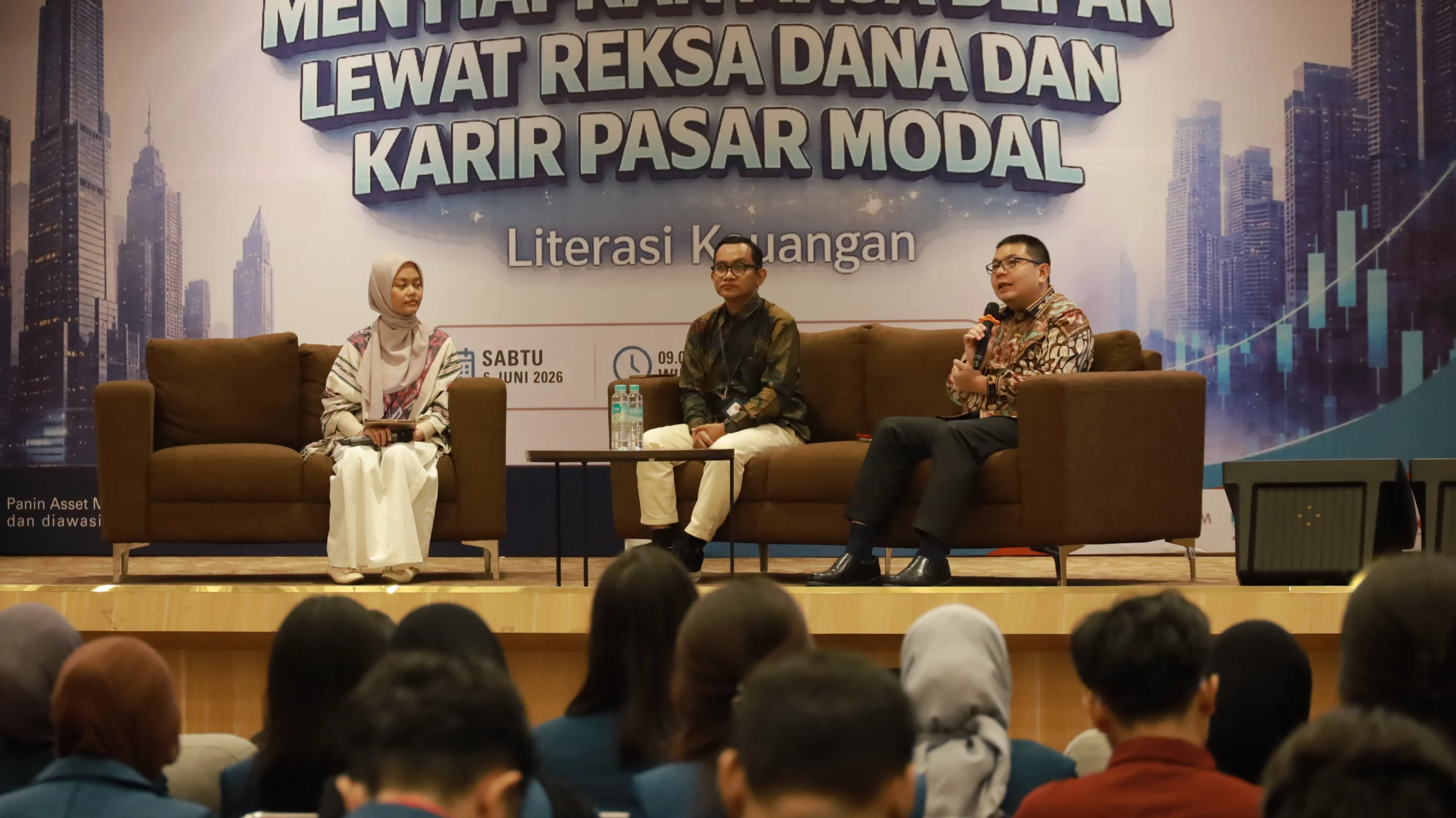 Sesi diskusi pada webinar bertajuk Menyiapkan Masa Depan Lewat Reksa Dana dan Karir Pasar Modal dengan slogan Smart Start, Ubah Gaya Hidup Jadi Investasi yang diadakan oleh Karya Salemba Empat (KSE) dan Panin Asset Management (Panin-AM) pada Sabtu (6/06/2026) di Aula Pringgodigdo Linggo Lantai 12, Fakultas Hukum, Kampus B UNAIR. (Foto: Istimewa)
