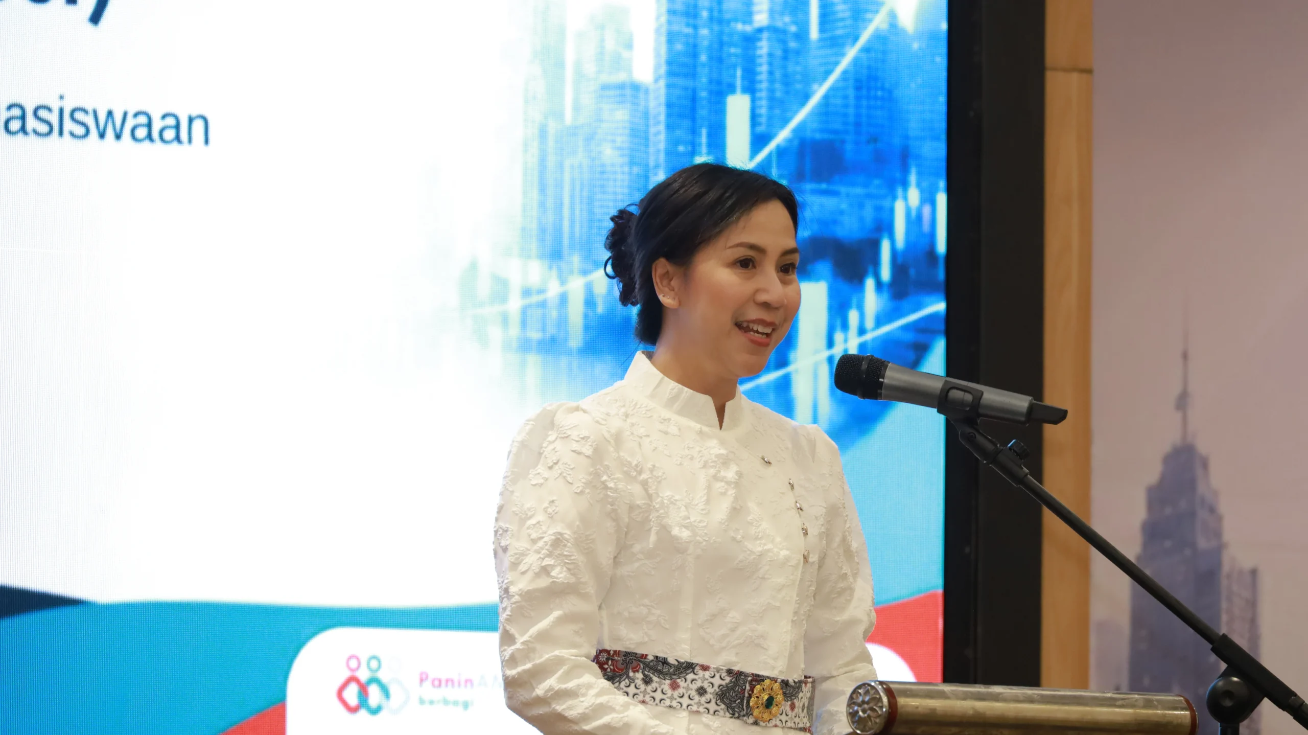 Sambutan oleh Edith Frederika Puruhito S KM MSc selaku sekretaris Direktorat Kemahasiswaan UNAIR. (Foto: Istimewa).