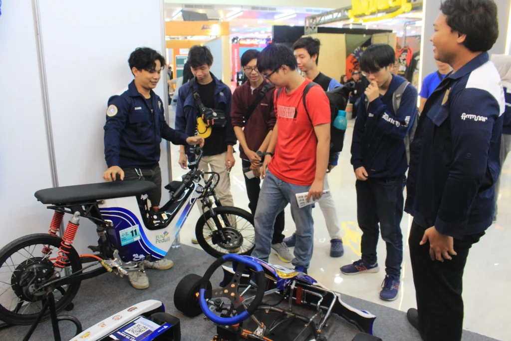 Tim EV-OS saat pelaksanaan pameran Indonesia International Motor Show (IIMS) Surabaya 2026 (foto: Istimewa)