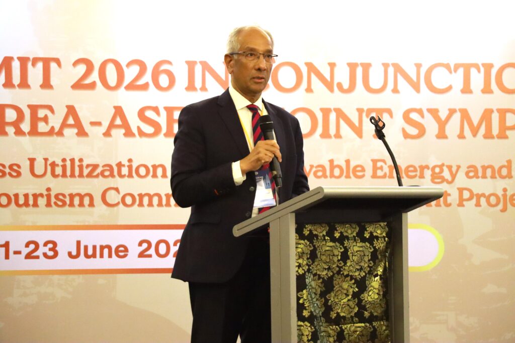 Assistant Secretary General for Science and Technology OIC, H.E. Amb Aftab A Khokher saat sesi plenary talk the 15th Korea-ASEAN Joint Symposium (KAJS), Selasa (22/6/2026). (Foto: PHMP UNAIR)