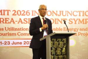 Assistant Secretary General for Science and Technology OIC, H.E. Amb Aftab A Khokher saat sesi plenary talk the 15th Korea-ASEAN Joint Symposium (KAJS), Selasa (22/6/2026). (Foto: PHMP UNAIR)