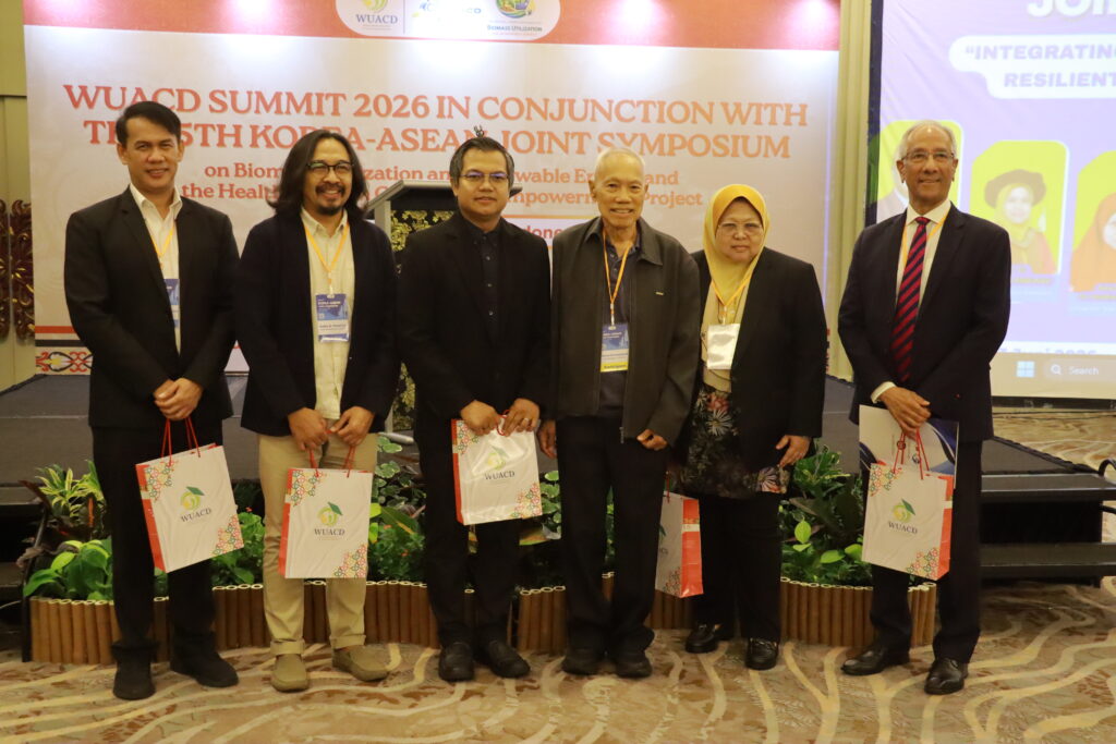 Para plenary speaker pada sesi plenary talk the 15th Korea-ASEAN Joint Symposium (KAJS), Senin (22/6/2025). (Foto: PHMP UNAIR)