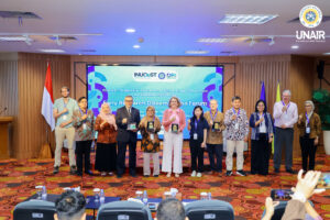 Sesi foto bersama pimpinan UNAIR beserta perwalikan Kedutaan Besar Belanda dan juga perwakilan Kemenristekdikti pada pembukaan rangkaian acara INUCoST, Senin (29/6/2026). (Foto: PHMP UNAIR)