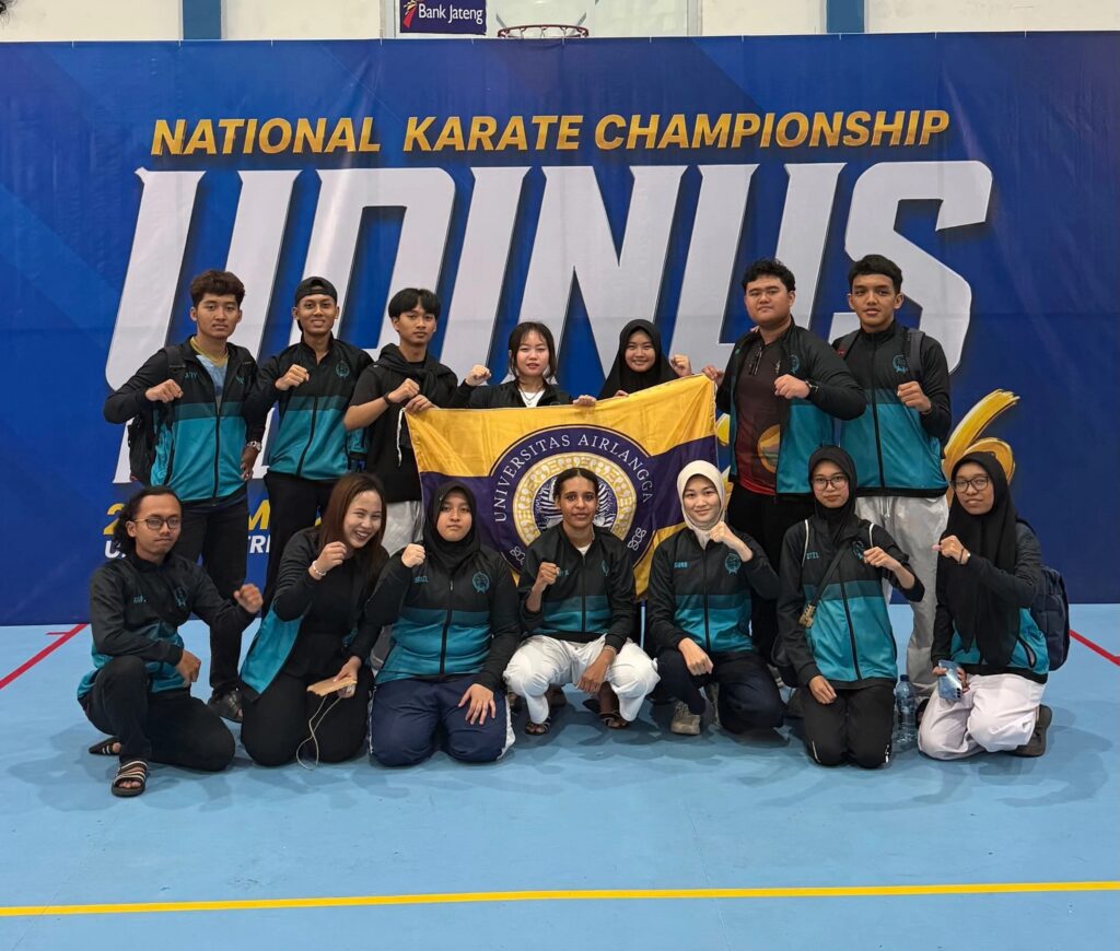 Kontingen Unit Kegiatan Mahasiswa (UKM) Karate Universitas Airlangga (UNAIR) setelah sukses memborong total 15 medali pada ajang bergengsi UDINUS National Karate Championship 2026. (Foto: Narasumber)