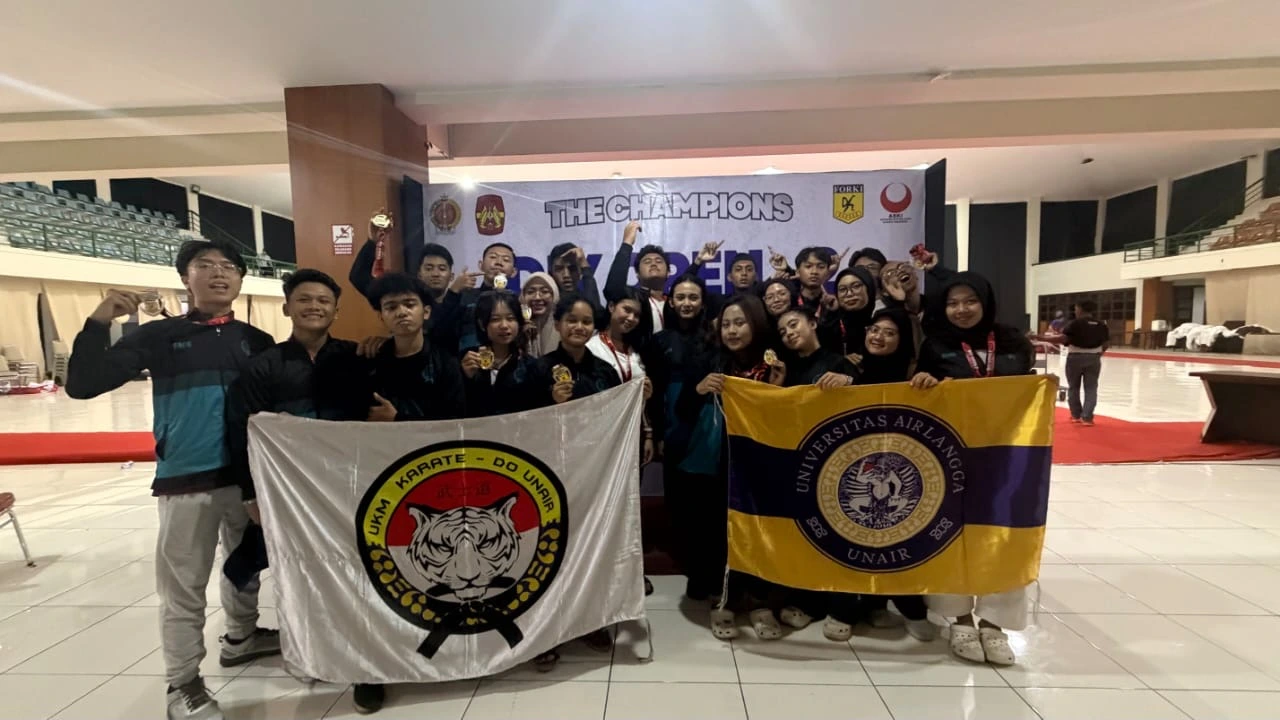 Kontingen Unit Kegiatan Mahasiswa (UKM) Karate Universitas Airlangga (UNAIR) yang berlaga di ajang DIY Open International Championship II pada Sabtu–Minggu (20–21/6/2026). (Foto: Narasumber)
