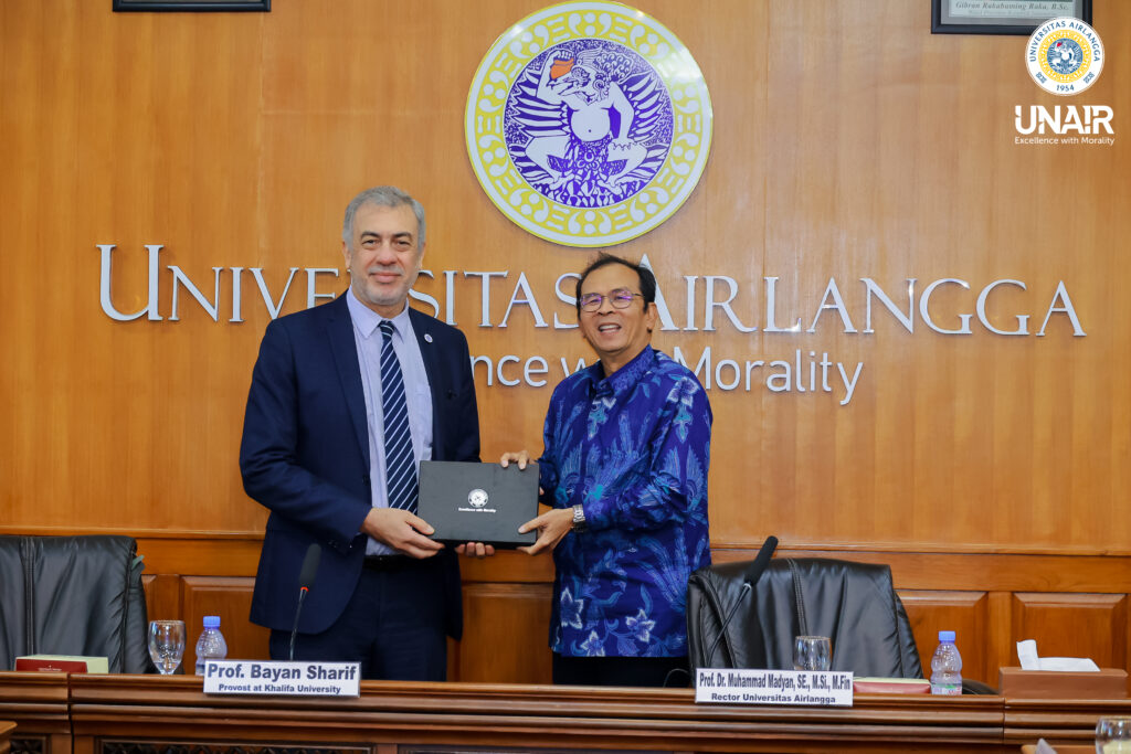 Prof Dr Muhammad Madyan SE MSi MFin dan Prof Bayan Sharif saat sesi penyerahan cinderamata kegiatan kunjungan Khalifa University UEA ke UNAIR Kamis (25/6/2026). (Foto: PHMP UNAIR)