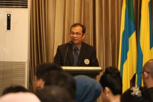Rektor UNAIR Prof Dr Muhammad Madyan SE MSi MFin saat memberikan sambutannya dalam kegiatan pelantikan dokter spesialis. (Foto: Humas UNAIR)