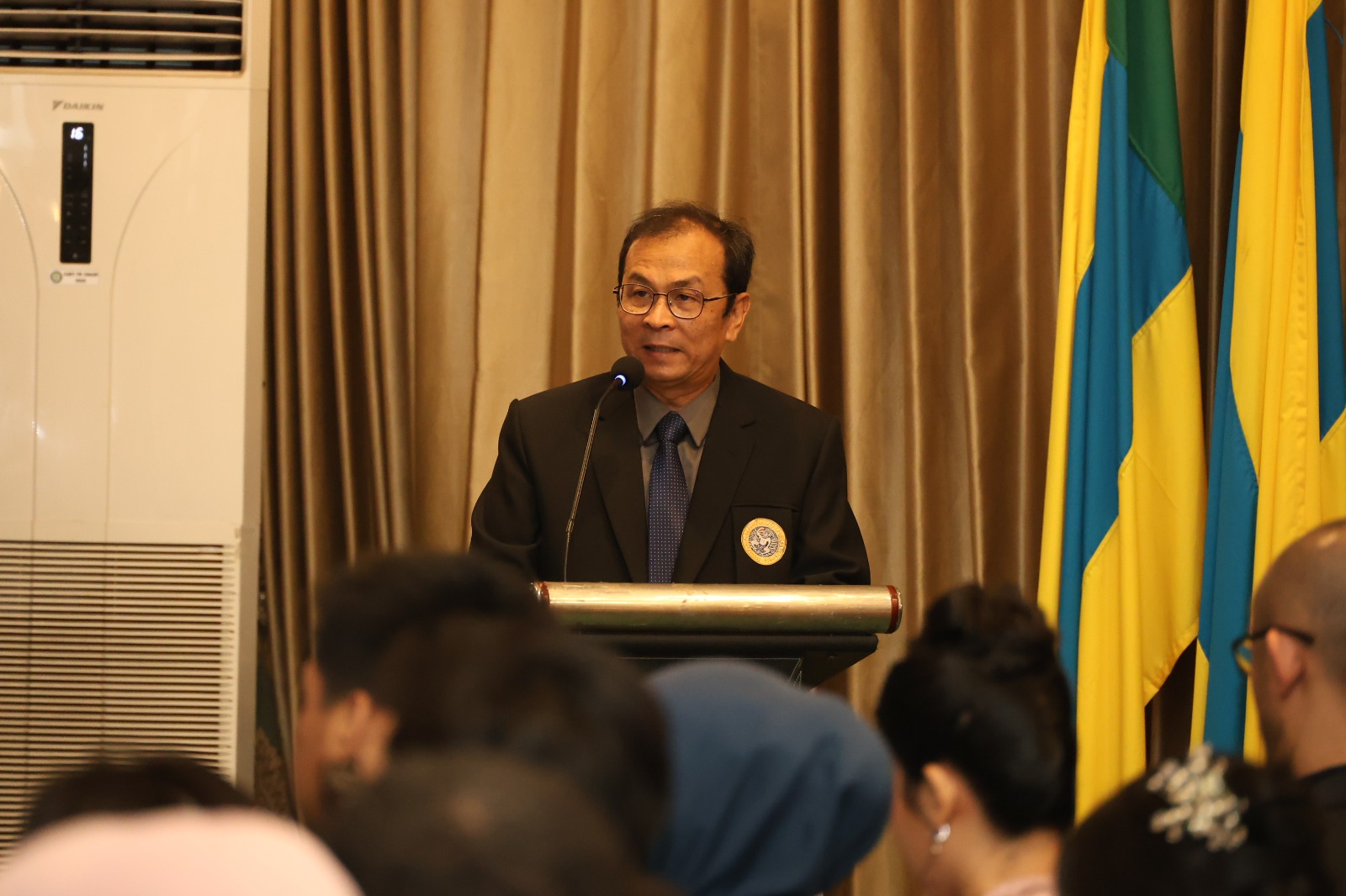 Rektor UNAIR Prof Dr Muhammad Madyan SE MSi MFin saat memberikan sambutannya dalam kegiatan pelantikan dokter spesialis. (Foto: Humas UNAIR)