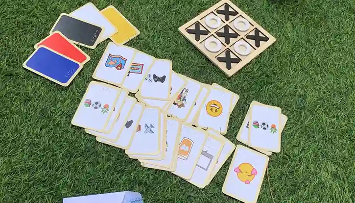 Produk inovasi "Polaria: Pola dan Cerita", media terapi memori interaktif untuk lansia yang memadukan papan permainan tic-tac-toe, kartu bergambar, kartu warna, serta dilengkapi fitur Braille untuk mendukung inklusivitas. (Foto: Narasumber)