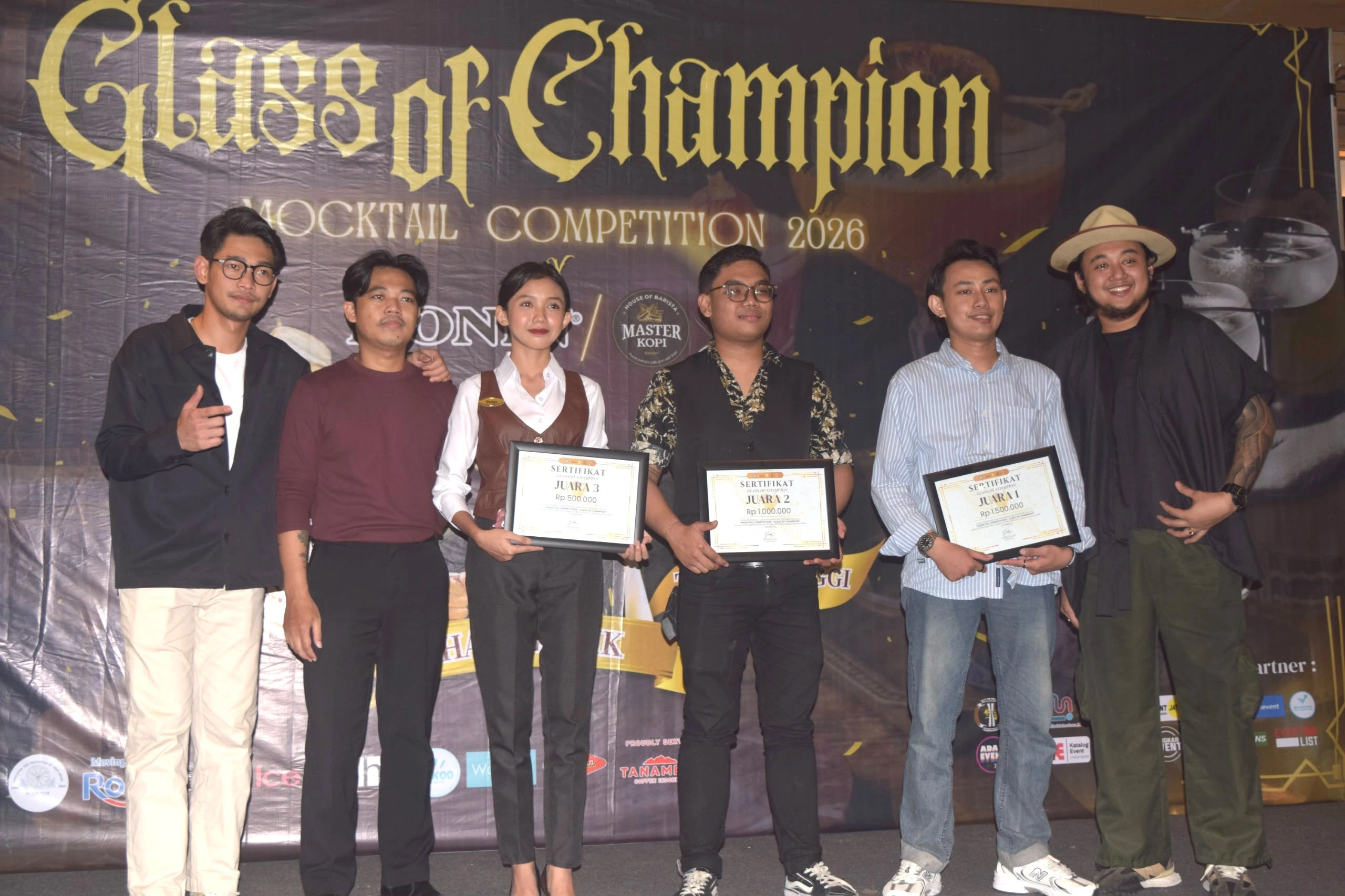 Sesi foto bersama para pemenang kompetisi Glass of Champion 2026 bersama dewan juri dan panitia. (Foto: Narasumber)