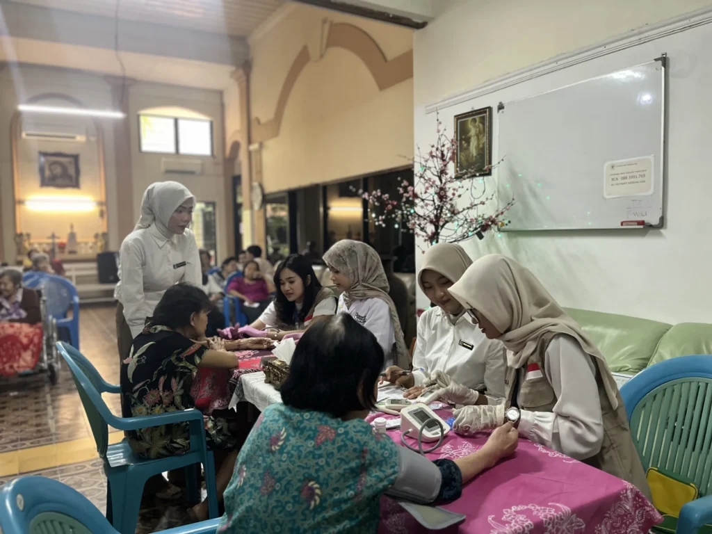 Sesi pemeriksaan kesehatan pada kegiatan Gema Kinasih bersama para lansia di Panti Werdha Usia. (Foto : istimewa)