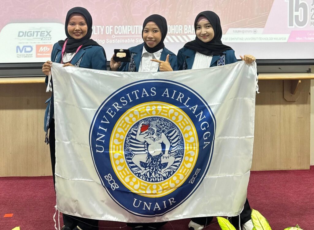 Tiga mahasiswi UNAIR, Arifatun Nazilah, Thalitha Shahiza, dan Shikha Avia, saat berhasil menyabet medali perunggu di ajang internasional DIGITEX 2026, Malaysia. (Foto: Narasumber)