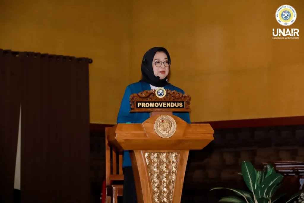 Hj. Lelly Lailiyah Novianti, Dra MM resmi menyandang gelar doktor setelah menyelesaikan ujian doktor terbukanya pada Selasa (30/6/2026) di Ruang Ternate ASEEC Tower. (Foto: Humas UNAIR)