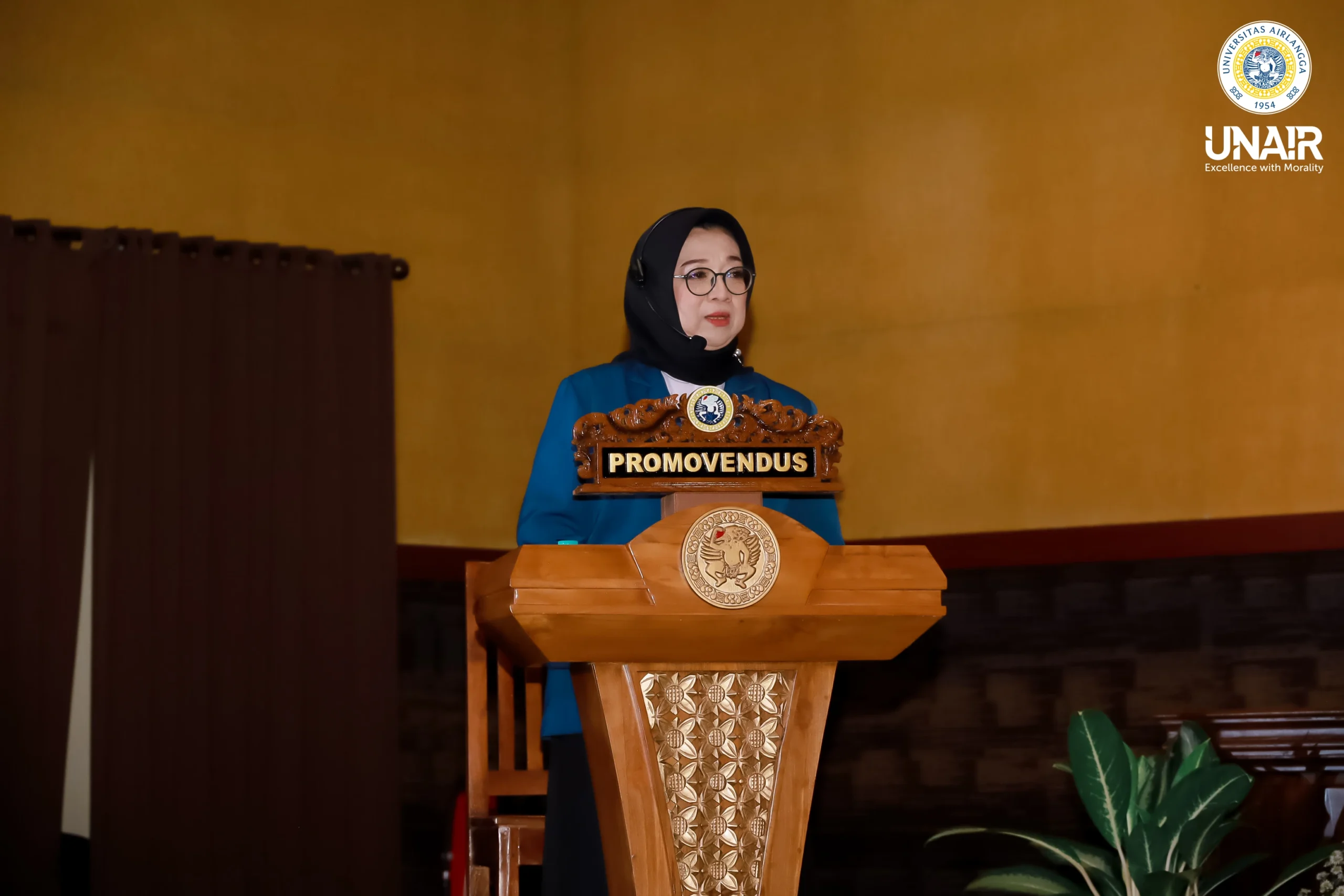 Hj. Lelly Lailiyah Novianti, Dra MM resmi menyandang gelar doktor setelah menyelesaikan ujian doktor terbukanya pada Selasa (30/6/2026) di Ruang Ternate ASEEC Tower. (Foto: Humas UNAIR)