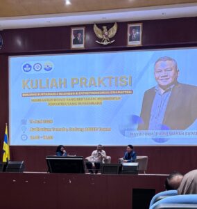 Mayor CKM (Purn) Wayan Supadno saat sesi materi pada kuliah praktisi Pembelajaran Dasar Bersama (PDB) bertajuk “Kewirausahaan, Inovasi, dan Kolaborasi Bisnis”. (Foto: Istimewa)