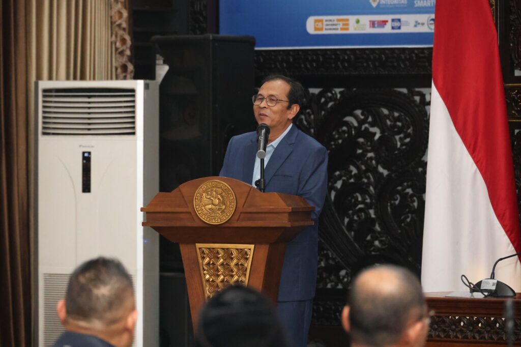 Rektor UNAIR, Prof Dr Muhammad Madyan SE MSi MFin saat memberikan sambutan dalam Rapat Dewan Pakar IKA UNAIR (Foto: PHMP UNAIR)