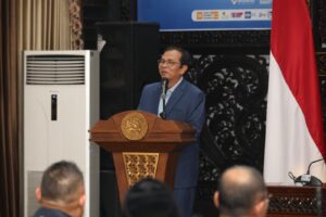 Rektor UNAIR, Prof Dr Muhammad Madyan SE MSi MFin saat memberikan sambutan dalam Rapat Dewan Pakar IKA UNAIR (Foto: PHMP UNAIR)