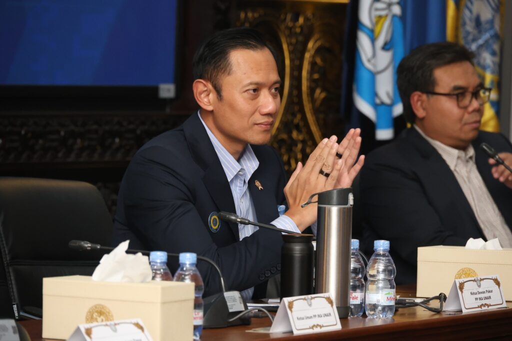 Ketua Dewan Pakar PP IKA UNAIR sekaligus Menteri Koordinator Bidang Infrastruktur dan Pembangunan Kewilayahan, Dr H Agus Harimurti Yudhoyono MSc MPA MA saat memaparkan materi (Foto: PHMP UNAIR)