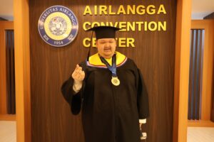 Agam Charles Tanaya atau Liang saat diwisuda pada periode 262 UNAIR. (Foto; Humas UNAIR)