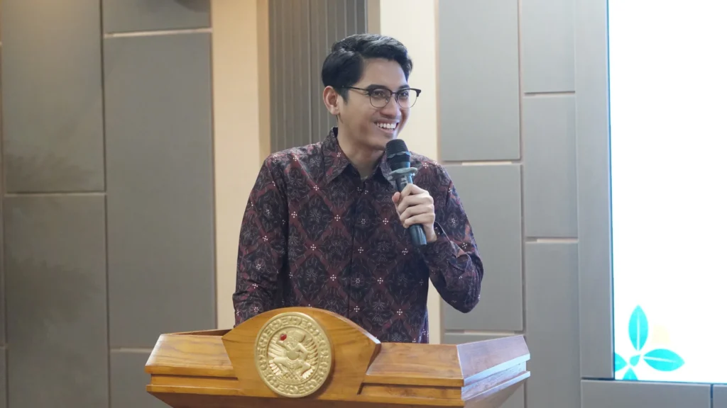 Pemaparan materi oleh Researcher Center for Strategic and International Studies (CSIS), Adinova Fauri dalam seminar publik “Membangun Dekarbonisasi pada Rantai Pasok Industri Baterai dan EV demi Menjaga Daya Saing dan Komitmen Lingkungan Indonesia” pada Selasa (03/06/2026)