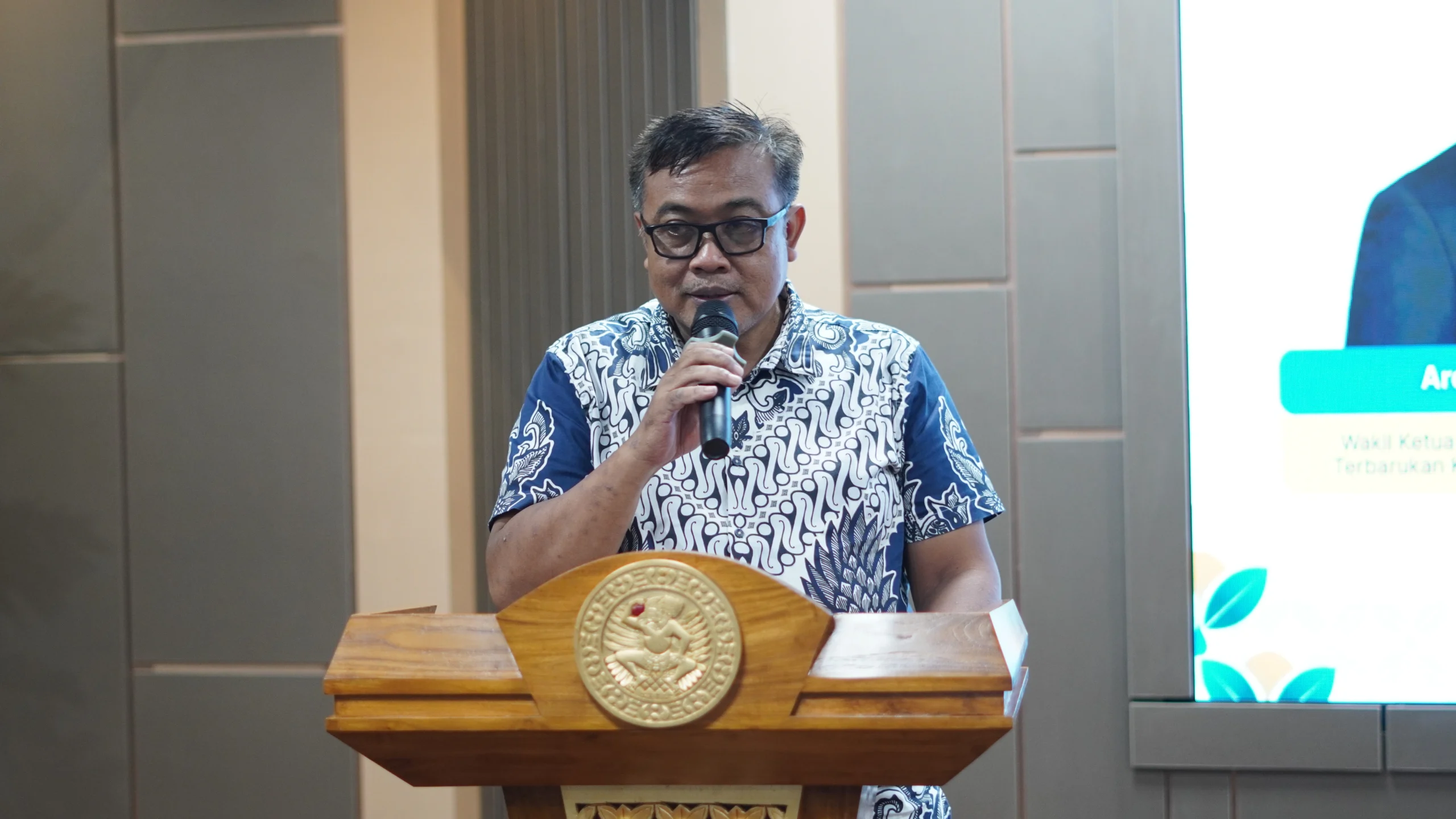 Pemaparan materi oleh Wakil Ketua Komite Tetap Energi Baru Terbarukan ESDM KADIN Provinsi Jawa Timur, Ardi Krisnamurti dalam seminar publik “Membangun Dekarbonisasi pada Rantai Pasok Industri Baterai dan EV demi Menjaga Daya Saing dan Komitmen Lingkungan Indonesia” pada Selasa (03/06/2026) . (Foto: Istimewa)