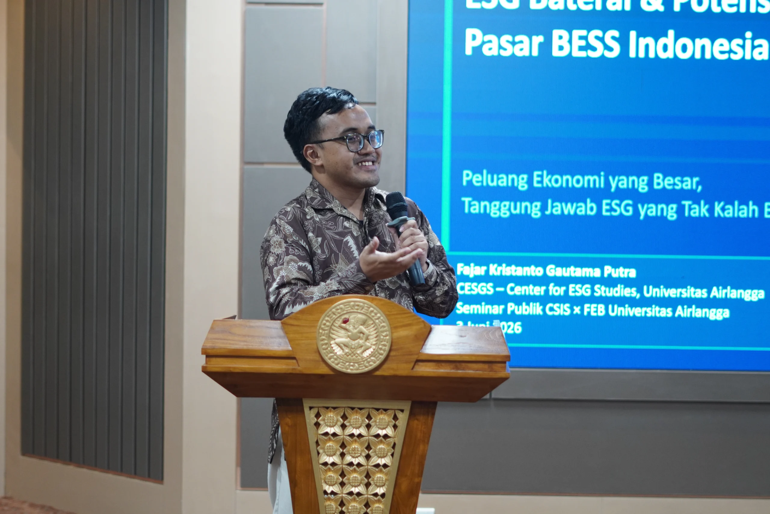 Pemaparan materi oleh Managing Director of Research Innovation CESGS Universitas Airlangga, Fajar Kristanto Gautama Putra dalam seminar publik “Membangun Dekarbonisasi pada Rantai Pasok Industri Baterai dan EV demi Menjaga Daya Saing dan Komitmen Lingkungan Indonesia” pada Selasa (03/06/2026). (Foto: Istimewa)