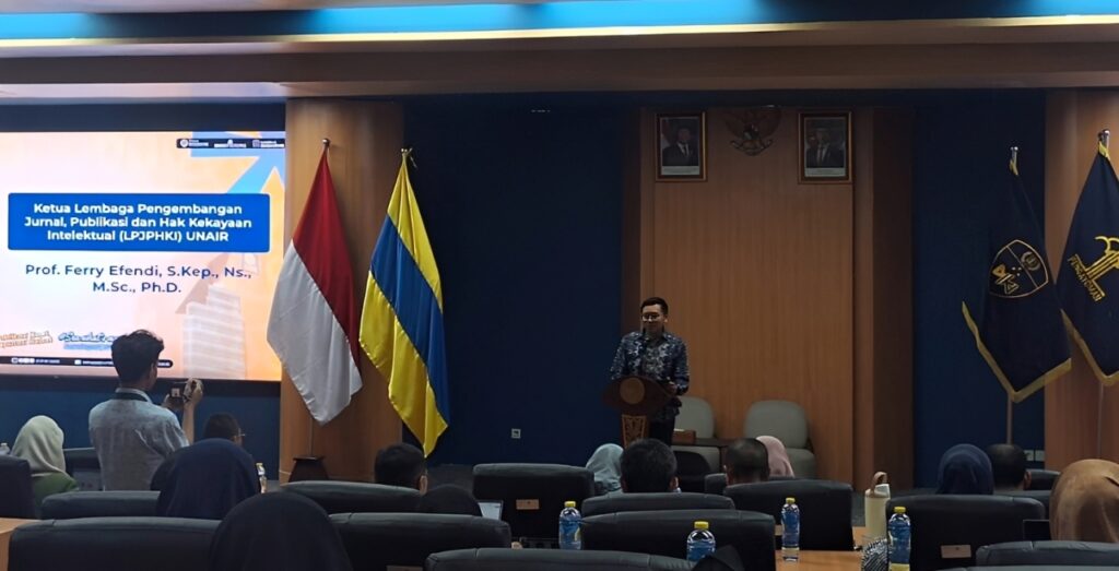 Sambutan oleh Ketua LPJPHKI Universitas Airlangga, Prof. Ferry Efendi, S.Kep Ns MSc PhD dalam seminar Impactful HKI Holder: Apresiasi Pemegang HKI dan Penguatan Kompetensi Paten yang berlangsung di Aula Bima Suci, Gedung ACC Lantai 2, Kampus C Universitas Airlangga pada Senin (29/06/2026). (Foto: Istimewa)