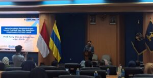 Sambutan oleh Ketua LPJPHKI Universitas Airlangga, Prof. Ferry Efendi, S.Kep Ns MSc PhD dalam seminar Impactful HKI Holder: Apresiasi Pemegang HKI dan Penguatan Kompetensi Paten yang berlangsung di Aula Bima Suci, Gedung ACC Lantai 2, Kampus C Universitas Airlangga pada Senin (29/06/2026). (Foto: Istimewa)