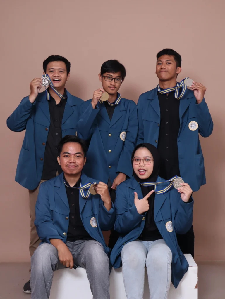 Potret Sulaiman Fadhli, Muhammad Haris Afta Firdaus, Ahmad Soleh, Ahmad Zaydan Taqiyuddin, dan Layla Lubna Irwandy pencipta ide bertajuk Komposit Zeolit Alam, Karbon Aktif Kulit Singkong, dan Fe3O4 Slag Besi Sebagai Adsorben Efektif Limbah Cr(VI) Tambang Nikel. (Foto: Istimewa).