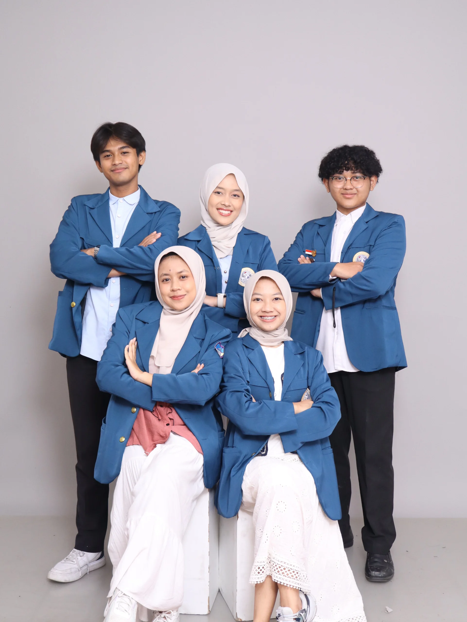 Potret Abdullah Imam Abdul Rahman (FKP), Desiva Frisillia Afanty (FF), Alya Nur Azizah (FKM), M Zain Hisyam Al Fikri Zuhdi (FKP), dan Fisti Nisa Nur Azizah (FK) pencipta ide bertajuk Film Hidrokoloid Inovatif Berbasis Pektin, Maizena, dan Ekstrak Daun Teh Hijau (Camellia Sinensis) untuk Wound Dressing Applications. (Foto: Istimewa)