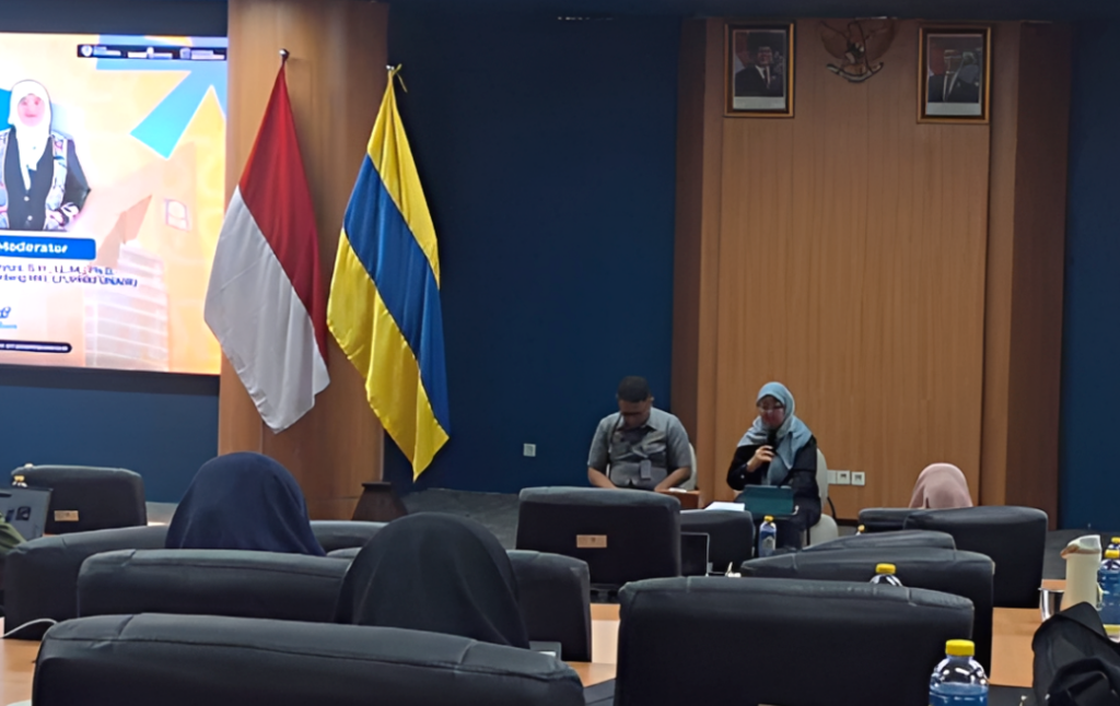 Faisal Narpati, ST MT (kiri) Pemeriksa Paten Madya Direktorat Jenderal Kekayaan Intelektual (DJKI), menyampaikan materi bertajuk Invensi yang Diimplementasikan Komputer (Computer Implemented Inventions/CII) dalam seminar Impactful HKI Holder: Apresiasi Pemegang HKI dan Penguatan Kompetensi Paten yang diselenggarakan di Aula Bima Suci, Gedung ACC Lantai 2, Kampus C Universitas Airlangga, Senin (29/06/2026). (Foto: Istimewa)