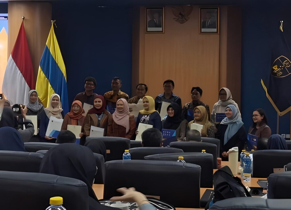 Penyerahan sertifikat paten granted kepada para inventor Universitas Airlangga dalam seminar Impactful HKI Holder: Apresiasi Pemegang HKI dan Penguatan Kompetensi Paten di Aula Bima Suci, Gedung ACC Lantai 2, Kampus C Universitas Airlangga, Senin (29/06/2026). (Foto: Istimewa)