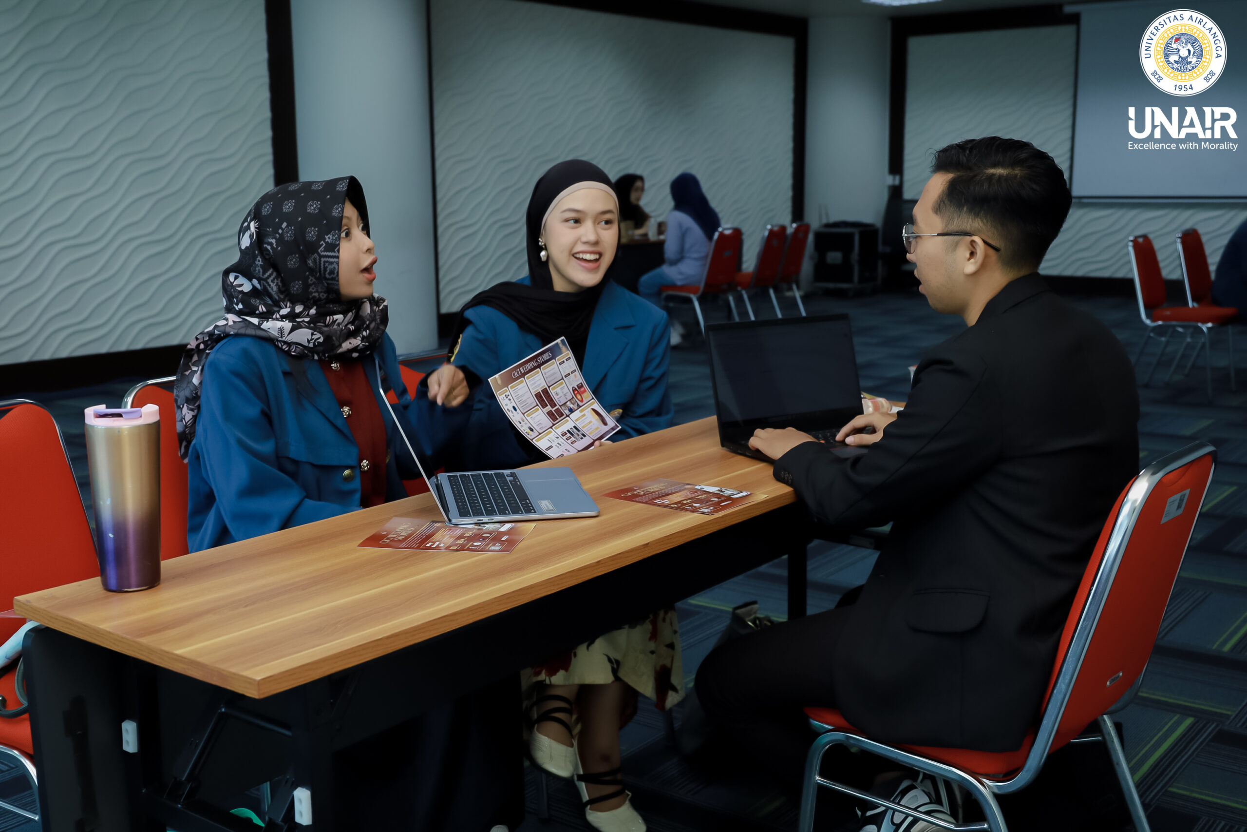 Salah satu kelompok AYE sedang melangsungkan proses monitoring. (Foto: PHMP UNAIR)