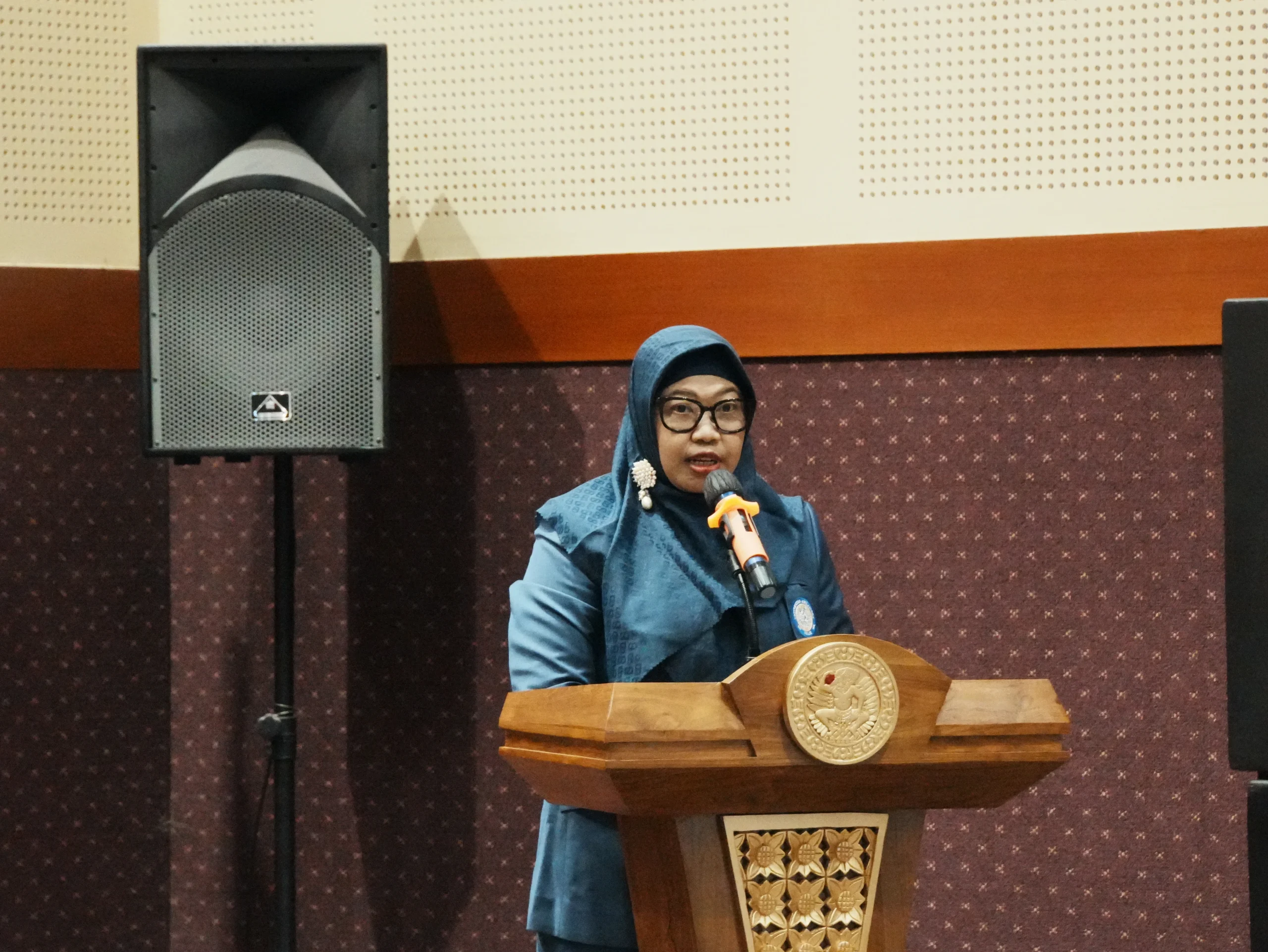 Dekan Fakultas Farmasi UNAIR, Prof apt Dewi Melani Hariyadi SSi MPhil PhD saat menyampaikan sambutan pada kegiatan Sosialisasi BPOM (Foto: Istimewa)