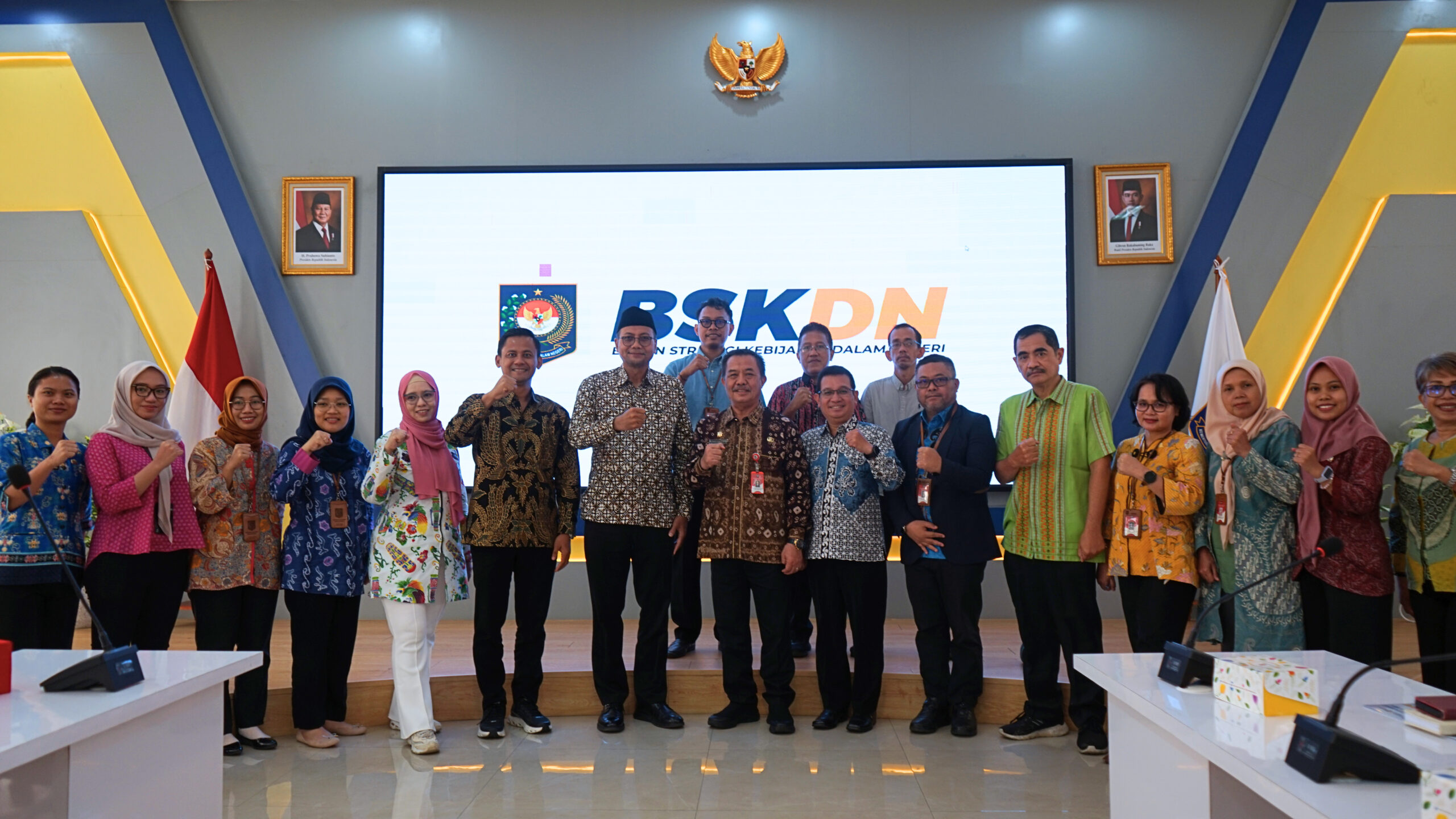 Dokumentasi Wakil Rektor Unair Bidang SDM, Chairman AILG Unair dan tim dengan Kepala BSKDN dan tim. (Foto: AILG UNAIR)