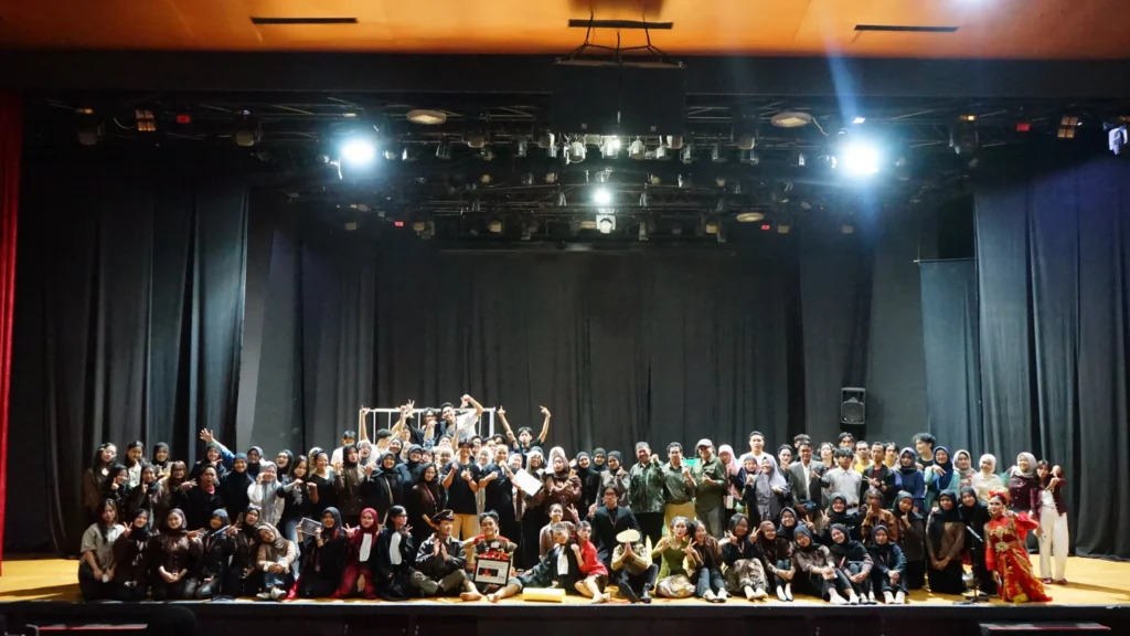 Sesi foto bersama kegiatan Dramaturgi XXI pada Minggu (5/7/2026). (Foto: Humas UNAIR)