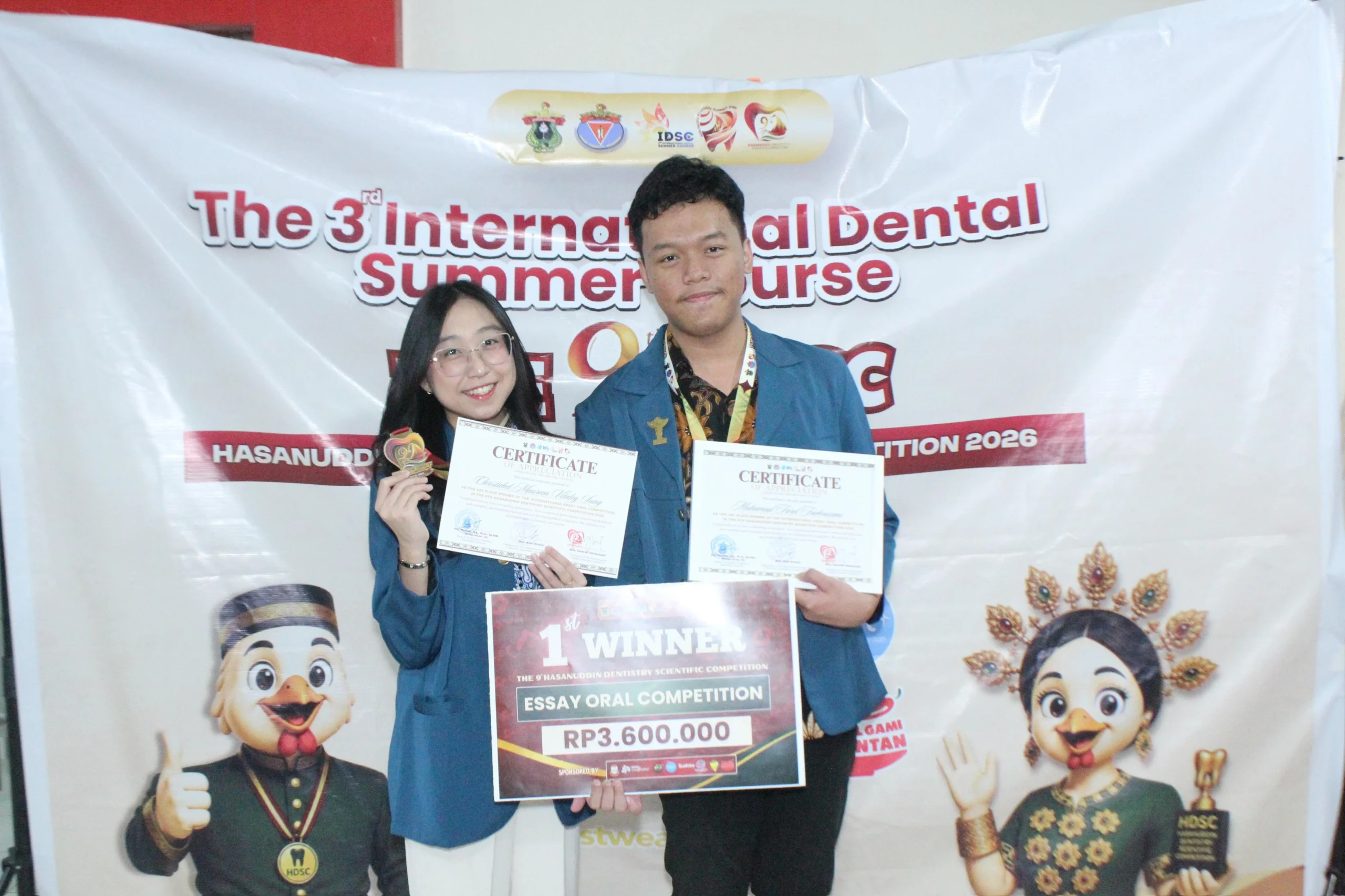 Muhamad Farel Fachruzani (kanan) dan Christabel Maureen Vitaley Sung (kiri) raih juara 1 Essay Oral Competition. (Foto : istimewa).