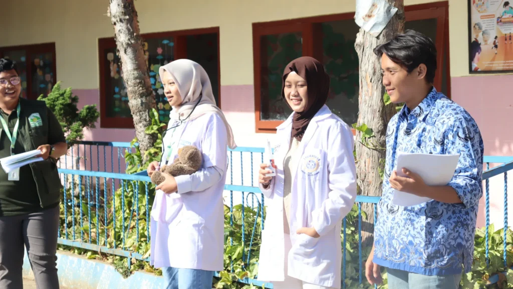 Interaksi Anak-Anak dan Mahasiswa Asing pada Perayaan Hari Anak (23/07) (Sumber: Dokumentasi Panitia Bina Desa FST).