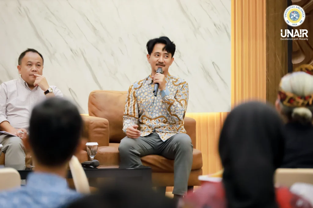 Tahta Amrillah PhD saat menyampaikan materi dalam workshop THE FUTURE OF JUST ENERGY TRANSITION IN INDONESIA: ENSURING NO WORKER IS LEFT (Foto: PHMP UNAIR).