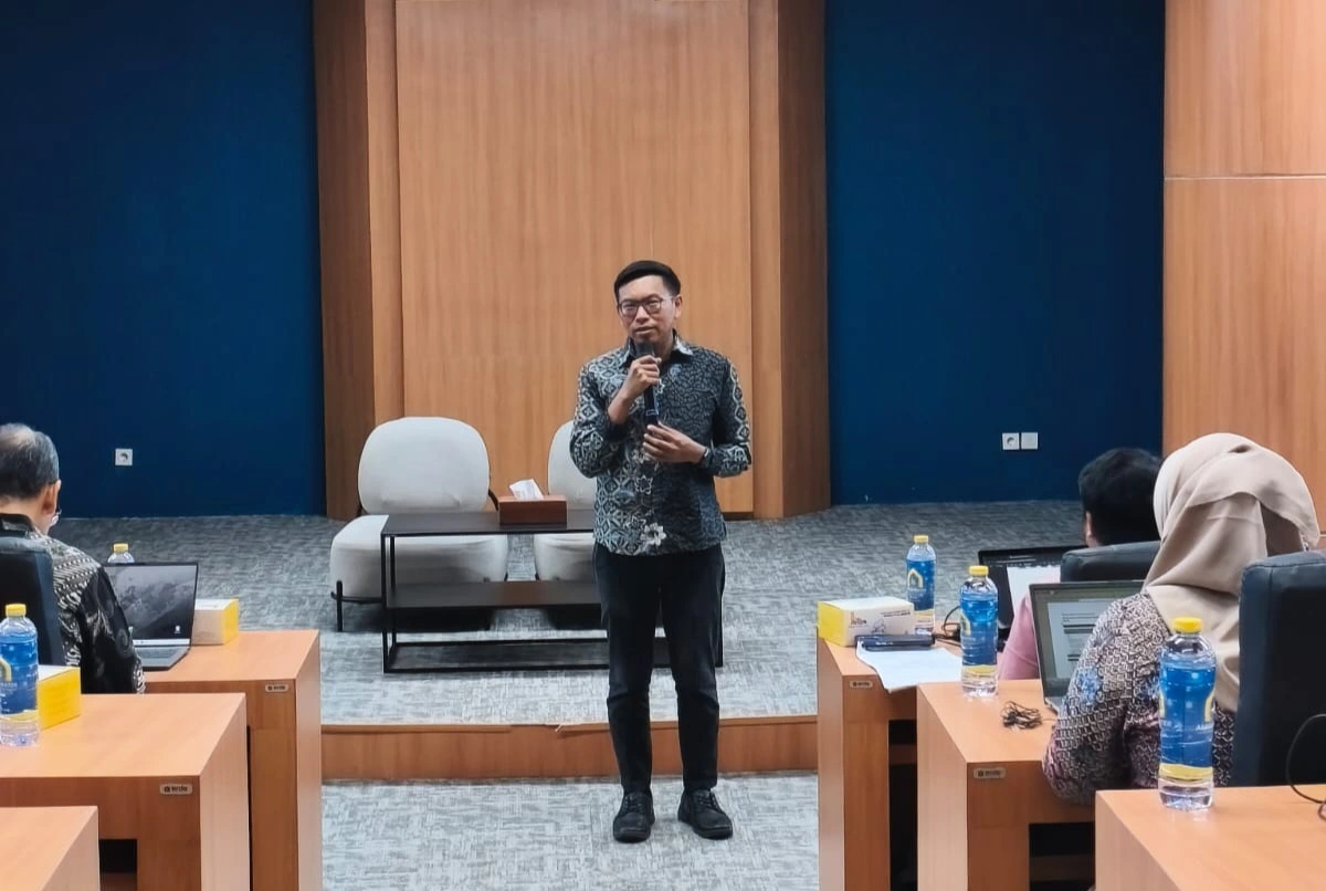 Prof. Ferry Efendi S.Kep.Ns., M.Sc., Ph.D., Head of the Institute for Journal and Publication Development, Intellectual Property Rights, and Innovation (LPJPHKI), delivers a presentation during the LPJPHKI Workshop. (Photo: By courtesy)
