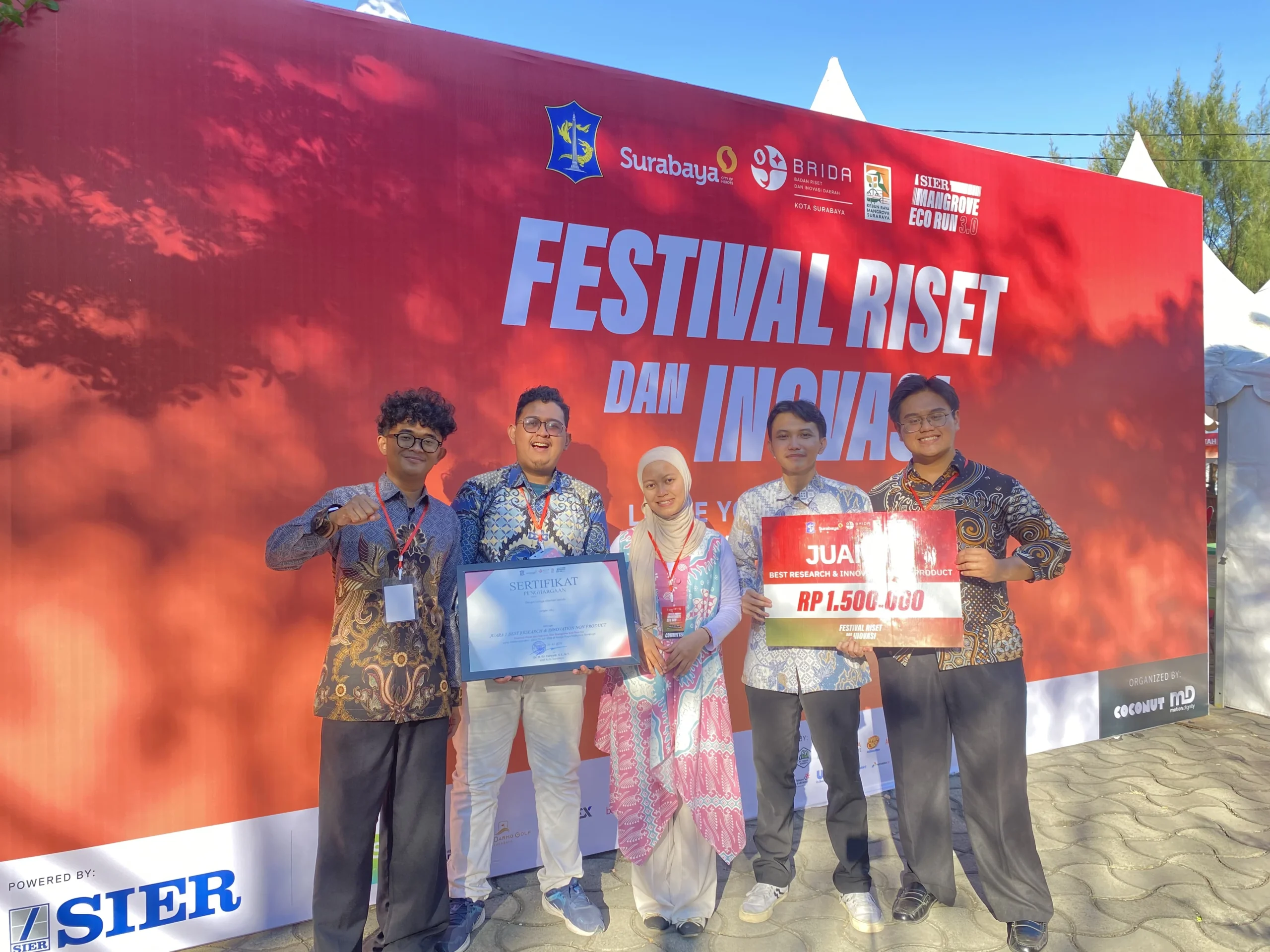 Ibrahim Al Khowwas beserta tim saat menerima Juara 1 Best Research & Innovation Non-Product dalam ajang Festival Riset dan Inovasi Surabaya (Foto: Istimewa)