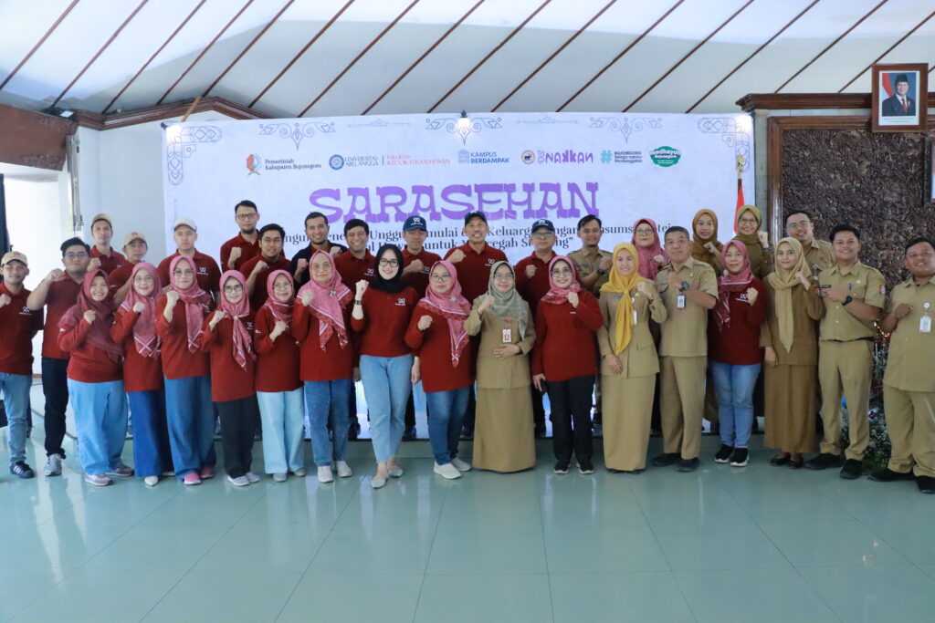 Sesi foto bersama sarasehan FKH UNAIR di Pendopo Malowopati, Bojonegoro, Selasa (7/7/2026). (Foto: PHMP UNAIR)