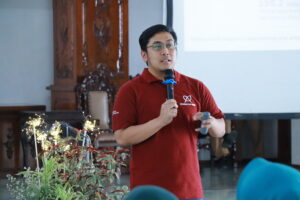 dr Bayu Priangga SpOG MKedKlin saat menyampaikan materi mengenai pencegahan stunting di awal kehamilan pada Sarasehan Pengmas FKH UNAIR, Selasa (7/7/2026). (Foto: PHMP UNAIR)