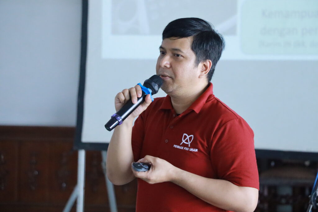 dr Rozi Aditya Aryananda SpOG SubspKFm PhD saat memaparkan materi Skrining Detail Kehamilan pada Sarasehan pengabdian masyarakat FKM di Bojonegoro, Selasa (7/7/2026). (Foto: PHMP UNAIR)