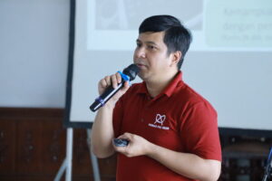 dr Rozi Aditya Aryananda SpOG SubspKFm PhD saat memaparkan materi Skrining Detail Kehamilan pada Sarasehan pengabdian masyarakat FKM di Bojonegoro, Selasa (7/7/2026). (Foto: PHMP UNAIR)