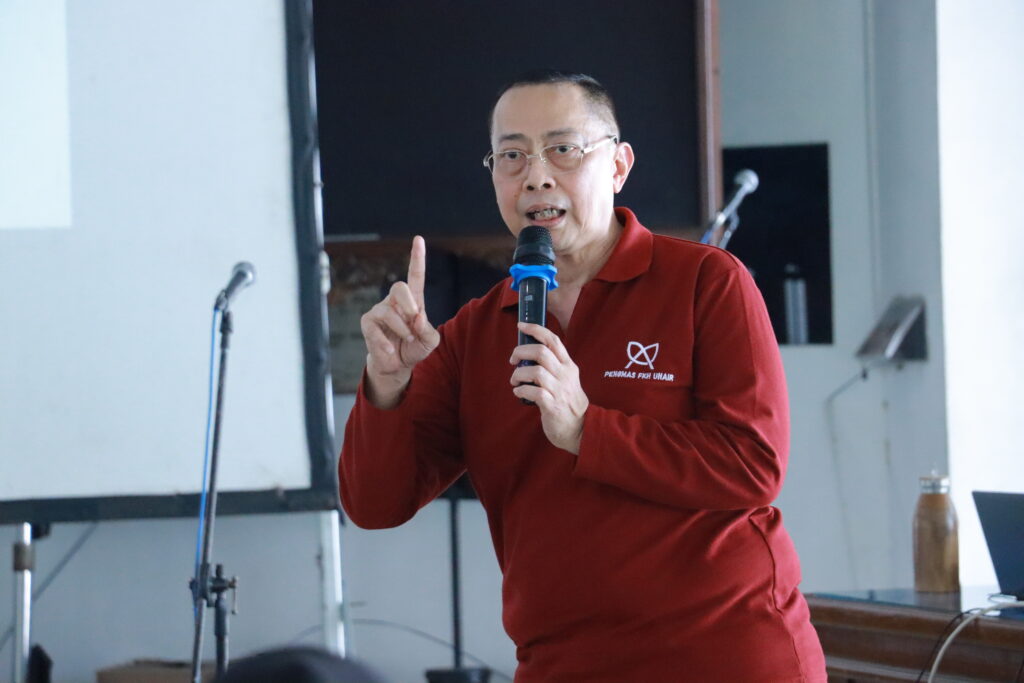 Prof Dr Irwanto dr SpA(K) dalam penyuluhan pencegahan stunting pada rangkaian pengabdian masyarakat kolaboratif Fakultas Kedokteran Hewan (FKH) Universitas Airlangga di Aula Pendopo Kantor Pemerintahan Kabupaten Bojonegoro, Selasa (7/7/2026). (Foto: PHMP UNAIR)