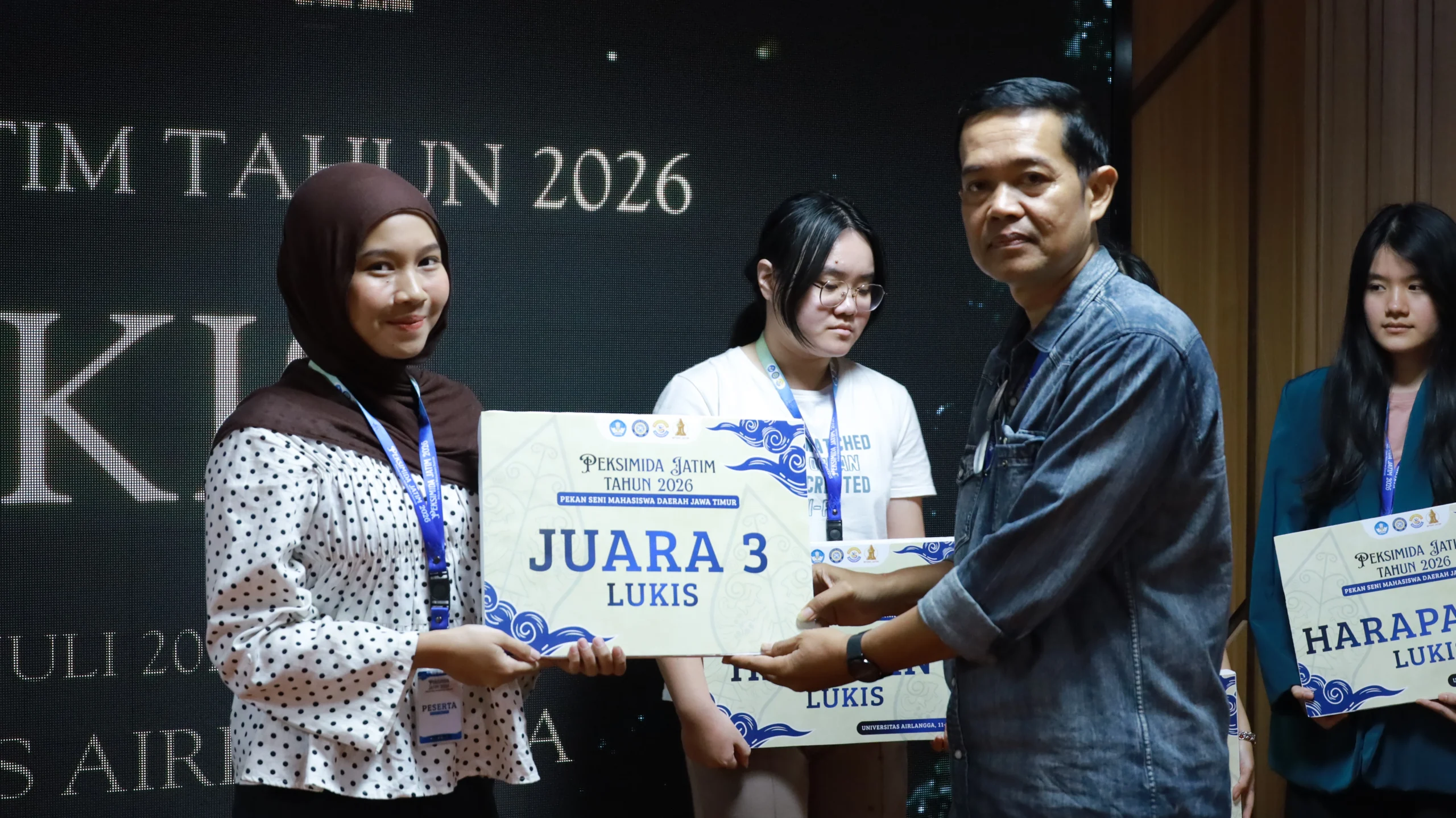 Izzati Marcellya Rizky H P saat menerima penghargaan di tangkai perlombaan lukis Peksimida Jatim (Foto: PHMP UNAIR)