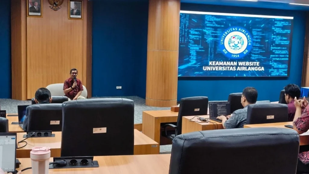 Rachmad Setiawan saat menyampaikan sambutan pada kegiatan Koordinasi Kerentanan Web UNAIR di Ruang Bima Suci, Airlangga Convention Center (ACC), Kampus MERR-C UNAIR, Selasa (21/7/2026) (Foto: Dok. Khefti Al Mawalia)