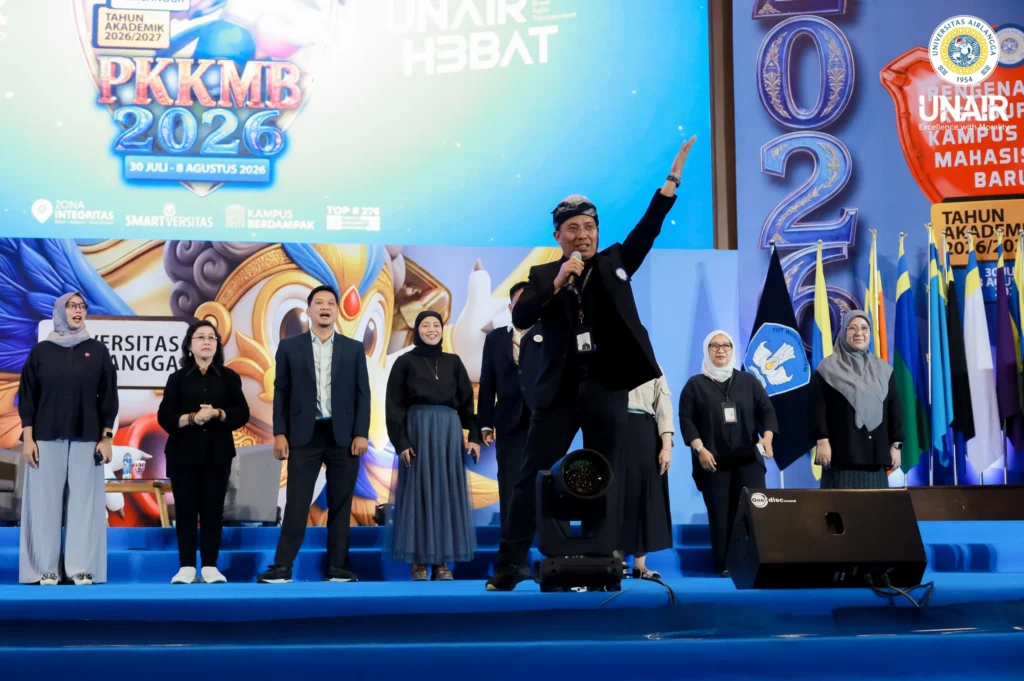 Dr Eko Supeno Drs M Si saat menyampaikan materi airlangga juara dalam rangkaian PKKMB AMERTA 2026. (Foto: Humas UNAIR)